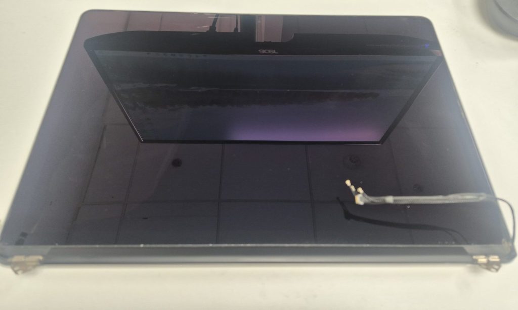 cracked MacBook a1502 Screen assembly