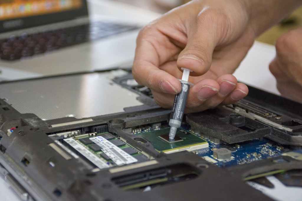 reapplying thermal paste on laptop