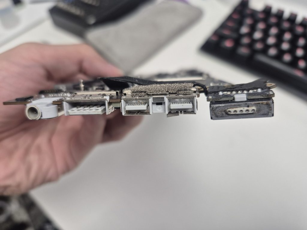 MacBook Pro a1502 charger port