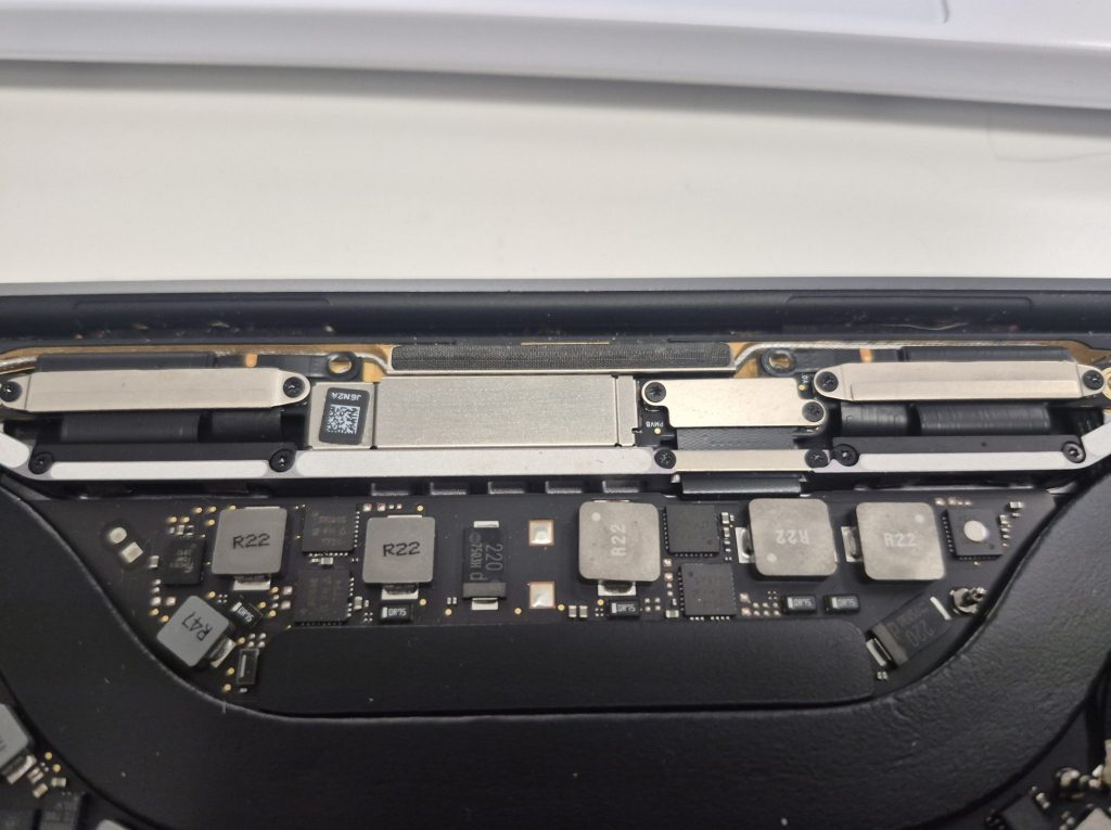 MacBook Pro Flexgate: What It Is and How It Can Be&nbsp;Fixed