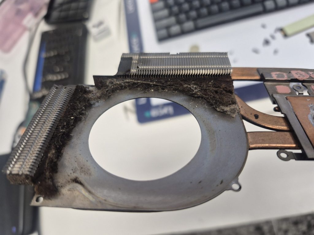 MSI GS66 Stealth Laptop heatsink clogged with dust and debris