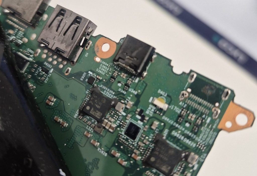 Lenovo x1 Carbon USB C port missing on one area.